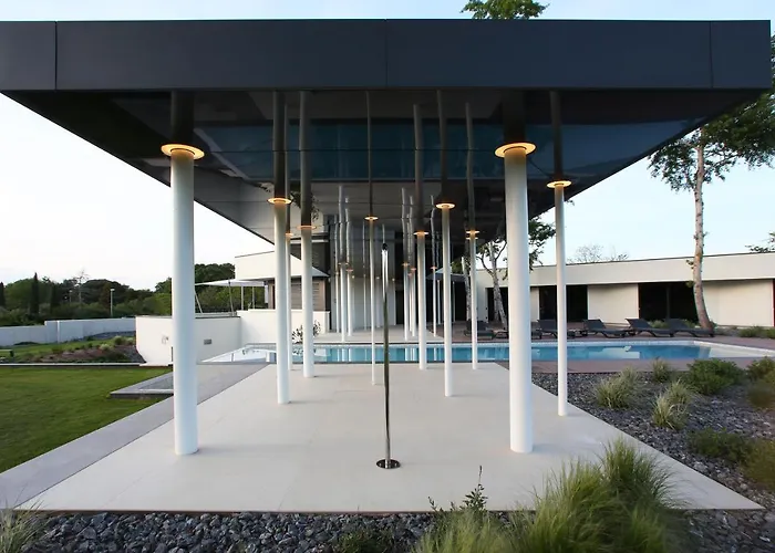 Vila Calvia Crispinilla *